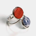 Vue détaillée de la bague artisanale en acajou et Lapis Lazuli, mettant en valeur sa finition argentée.