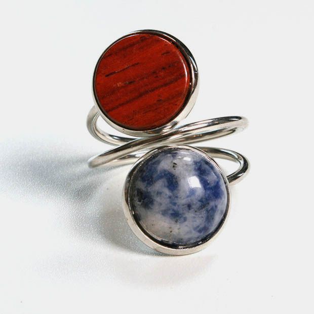 Focus sur les détails argentés de la bague, témoignant de la qualité artisanale.