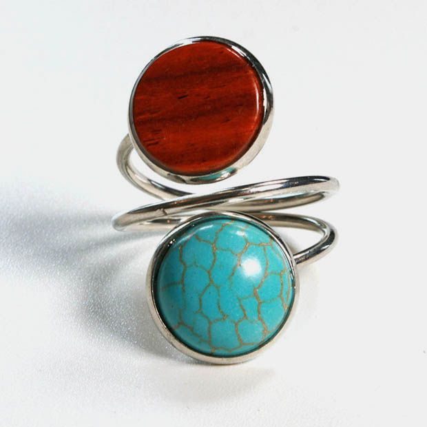 Bague Bella parmi d'autres bijoux en bois Essenciel