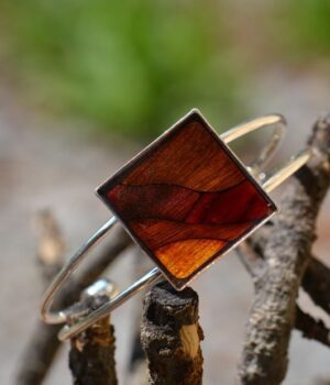 Détail du médaillon en marqueterie du bracelet Vicky, révélant l'élégance et le savoir-faire artisanal. Un accessoire unique et raffiné