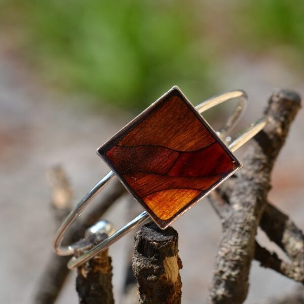 Détail du médaillon en marqueterie du bracelet Vicky, révélant l'élégance et le savoir-faire artisanal. Un accessoire unique et raffiné