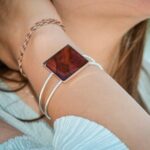 Bracelet en bois d’amarante Vicky ajusté sur un poignet féminin, illustrant son élégance naturelle.