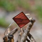 Nuances du bois d’amarante - Zoom sur les nuances claires et foncées du bois d’amarante du bracelet Vicky.