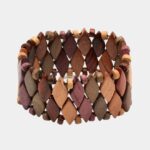 Bracelet artisanal multicolore Noa en bois naturel avec perles losanges et rondes, monté sur fil élastique.
