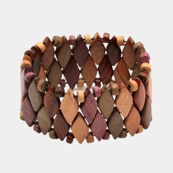 Bracelet artisanal multicolore Noa en bois naturel avec perles losanges et rondes, monté sur fil élastique.