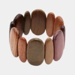 Bracelet en bois multicolore Karina avec perles plates et allongées, une pièce unique pour ajouter une touche de couleur à votre style!