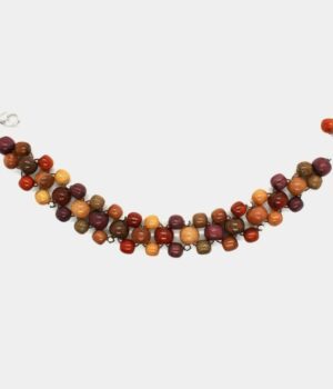 Bracelet artisanal triple rang en bois multicolore avec perles argentées et chainette réglable, sur fond blanc.