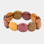 Gros plan sur les perles arrondies du bracelet Dany, présentant l'Amarante et le Mûrier.