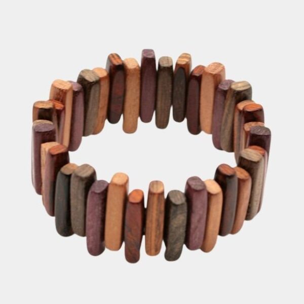 Bracelet bois multicolore Gladys : Détails du modèle élastique mettant en valeur les élégantes nuances d'essences rares.