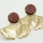 Boucles d'oreilles ginkgo doré avec perle amarante, option de bois Acajou ou Amarante