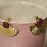 Boucles d'oreilles demi-cercle Nelly avec perle en bois d'amarante et filigrane doré.