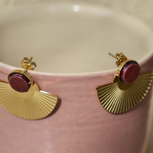 Boucles d'oreilles demi-cercle Nelly avec perle en bois d'amarante et filigrane doré.