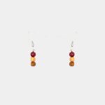 Boucles d'oreilles artisanales Prety composées de trois perles en bois naturel : amarante, mûrier et néflier, avec fermoir argenté.