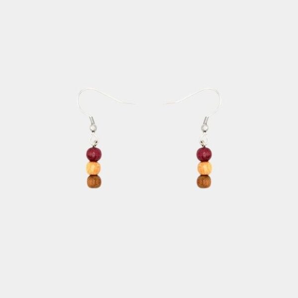 Boucles d'oreilles artisanales Prety composées de trois perles en bois naturel : amarante, mûrier et néflier, avec fermoir argenté.