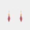 Boucles d'oreilles artisanales pendantes en bois multicolore, perle triangulaire amarante et petite perle ronde en palissandre, éco-responsables.
