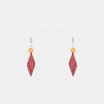 Boucles d'oreilles artisanales pendantes en bois multicolore, perle triangulaire amarante et petite perle ronde en palissandre, éco-responsables.