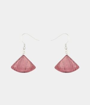 Paire de boucles d'oreilles Athéna en bois d'amarante avec perle triangulaire argentée, design unique et éco-responsable.