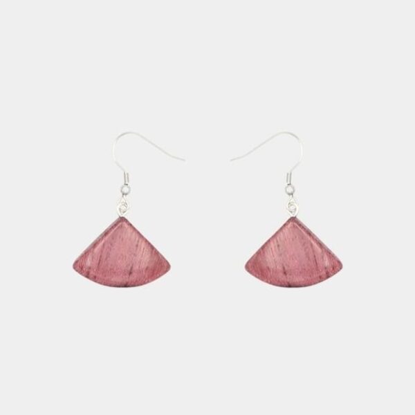 Paire de boucles d'oreilles Athéna en bois d'amarante avec perle triangulaire argentée, design unique et éco-responsable.