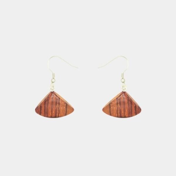 Boucles d'oreilles en bois d'acajou Athéna avec perle triangulaire pendante, fabriquées artisanalement par My Essenciel