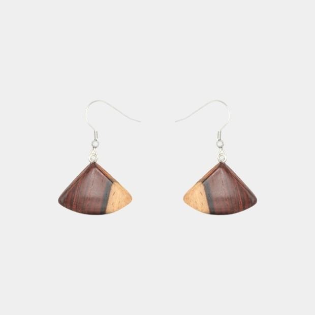 Boucles d’oreilles bicolores en bois de palissandre avec perle triangulaire, montées sur un fermoir couleur argenté.