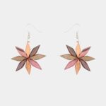 Boucles d’oreilles artisanales multicolores Floria en bois naturel, formées de perles triangulaires disposées en marguerite avec un fermoir argenté.