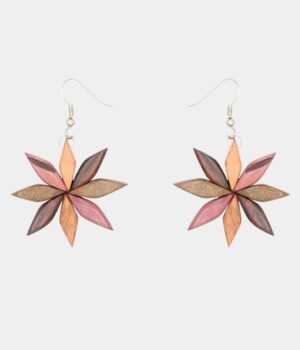 Boucles d’oreilles artisanales multicolores Floria en bois naturel, formées de perles triangulaires disposées en marguerite avec un fermoir argenté.