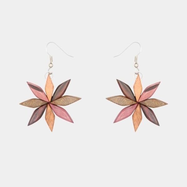 Boucles d’oreilles artisanales multicolores Floria en bois naturel, formées de perles triangulaires disposées en marguerite avec un fermoir argenté.