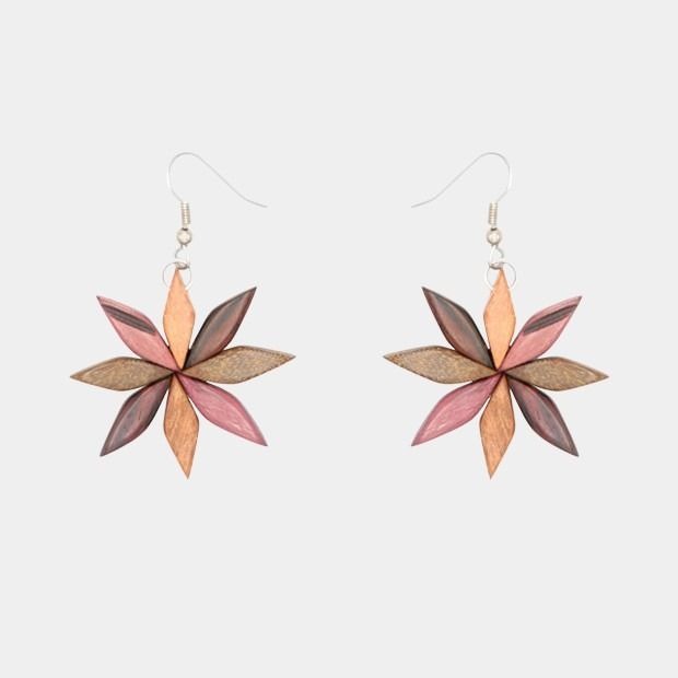 Boucles d’oreilles artisanales multicolores Floria en bois naturel, formées de perles triangulaires disposées en marguerite avec un fermoir argenté.