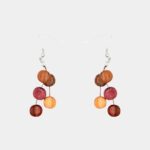 Accessoire en bois Xenia : des boucles d’oreilles de 4,5 cm, combinant matériaux naturels et savoir-faire d’artisans expérimentés.