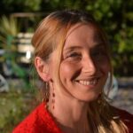 Boucles d'oreilles artisanales Xenia en bois noble avec des perles en essences naturelles, montées sur des fils solides en lin. Fermoir crochet argenté.