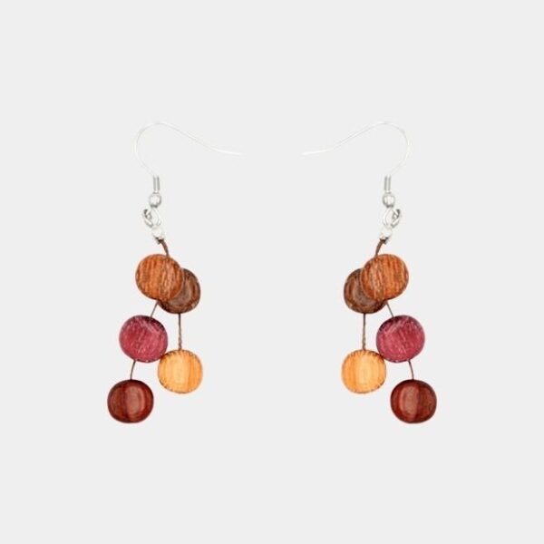 Accessoire en bois Xenia : des boucles d’oreilles de 4,5 cm, combinant matériaux naturels et savoir-faire d’artisans expérimentés.
