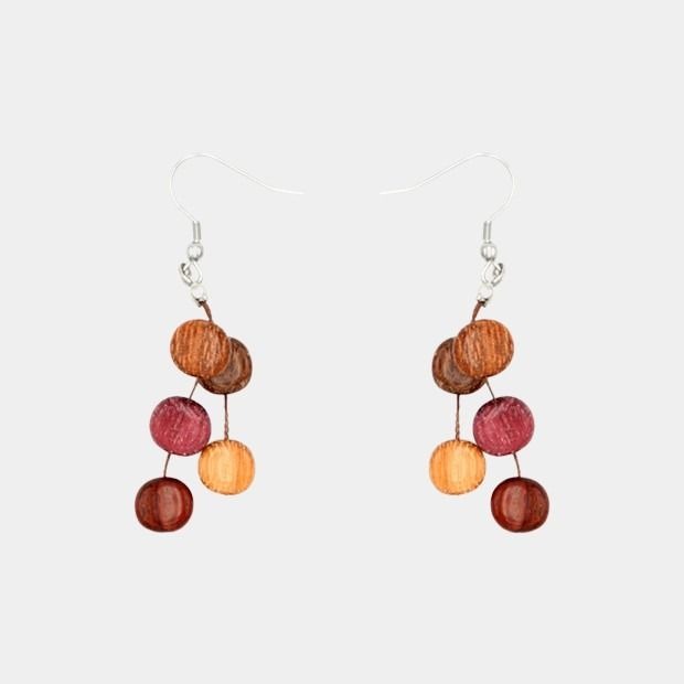 Accessoire en bois Xenia : des boucles d’oreilles de 4,5 cm, combinant matériaux naturels et savoir-faire d’artisans expérimentés.