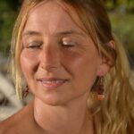 Boucles d'oreilles en bois Sasphee avec perles rondes et plates, composées de trois essences de bois naturel : amarante, murier et néflier.