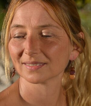 Boucles d'oreilles en bois Sasphee avec perles rondes et plates, composées de trois essences de bois naturel : amarante, murier et néflier.