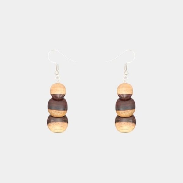 Boucles d’oreilles pendantes bicolores Sasphee en bois de palissandre, composées de trois perles rondes et plates entrecollées.