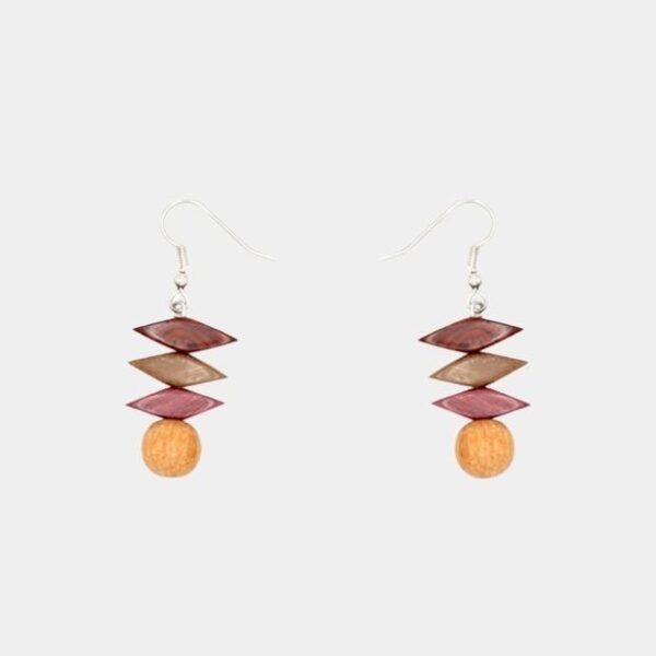 Boucles d'oreilles en bois Oliva multicolores avec perles triangulaires et rondes, montées sur fermoir argenté.