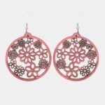Boucles d’oreilles rondes en bois d’amarante avec motif multi-fleurs, fabrication artisanale.