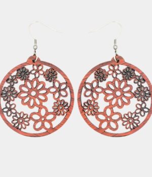Boucles d'oreilles créoles en bois d'acajou ornées de fleurs artisanales, 5 cm de hauteur, avec fermoir argenté.