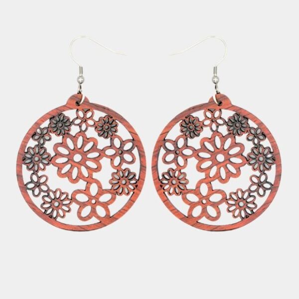 Boucles d'oreilles créoles en bois d'acajou ornées de fleurs artisanales, 5 cm de hauteur, avec fermoir argenté.