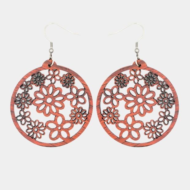 Boucles d'oreilles créoles en bois d'acajou ornées de fleurs artisanales, 5 cm de hauteur, avec fermoir argenté.