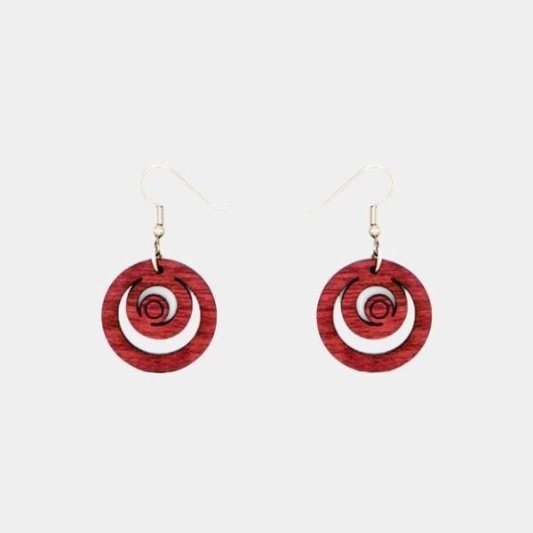 Boucles d'oreilles artisanales en bois d'amarante de forme circulaire avec fermoir argenté.