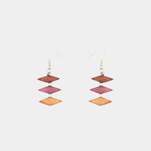 Boucles d'oreilles artisanales en bois multicolore avec perles triangles et fermoir argenté – modèle Stephanie.