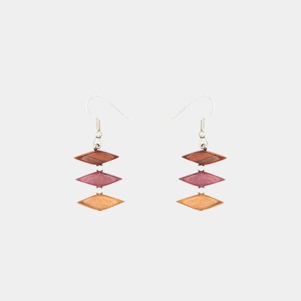 Boucles d'oreilles artisanales en bois multicolore avec perles triangles et fermoir argenté – modèle Stephanie.