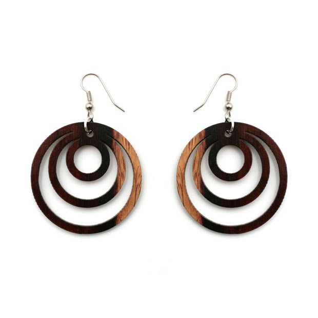 Boucles d'oreilles en bois Fabiene, artisanales et respectueuses de l'environnement, avec un design en spirale unique de 40 mm.