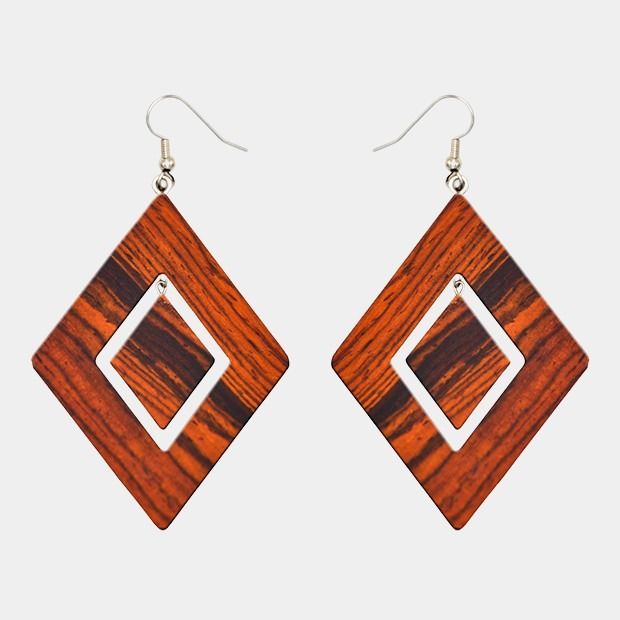 Une paire de boucles d'oreilles artisanales en bois d'acajou avec fermoir argenté.