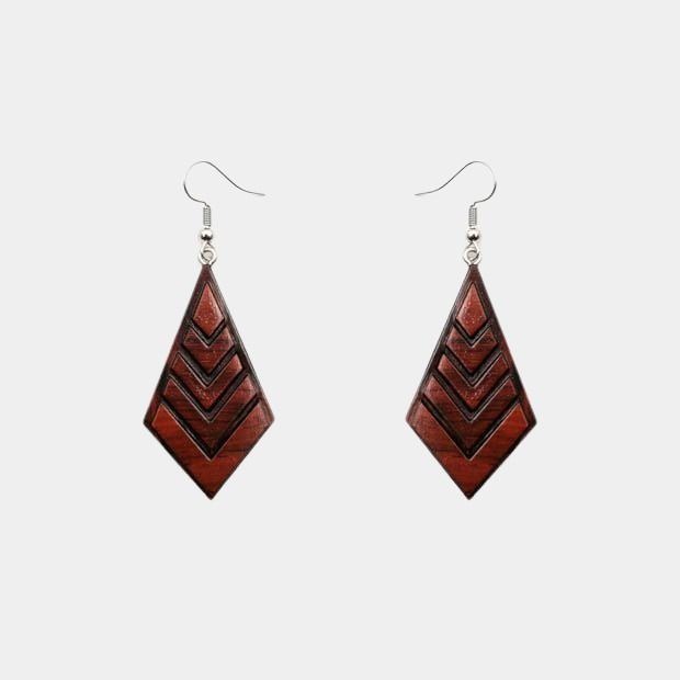 Boucles d'oreilles triangulaires en bois d'acajou, fabriquées artisanalement avec un fermoir argenté.