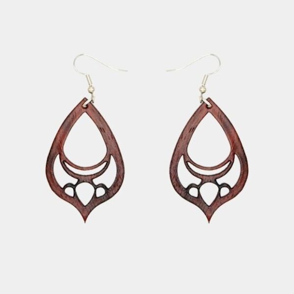 Boucles d’oreilles en acajou Ignesa avec design arabesque et fermoir argenté.