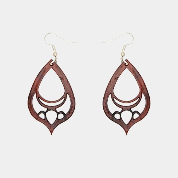Boucles d’oreilles en acajou Ignesa avec design arabesque et fermoir argenté.