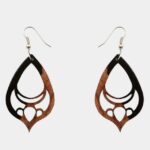 Boucles d'oreilles en bois palissandre modèle Ignesa avec un motif arabesque artisanal.
