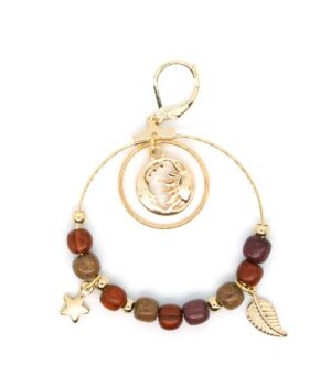 Boucles d’oreilles dorées Monica en bois avec breloques en forme de lune et soleil, design poétique et artisanal.